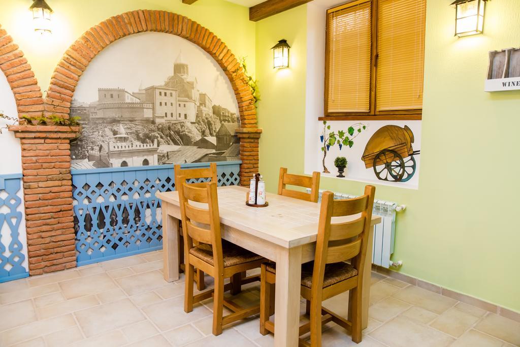 Metekhi'S Galavani Hotel Tbilisi Esterno foto