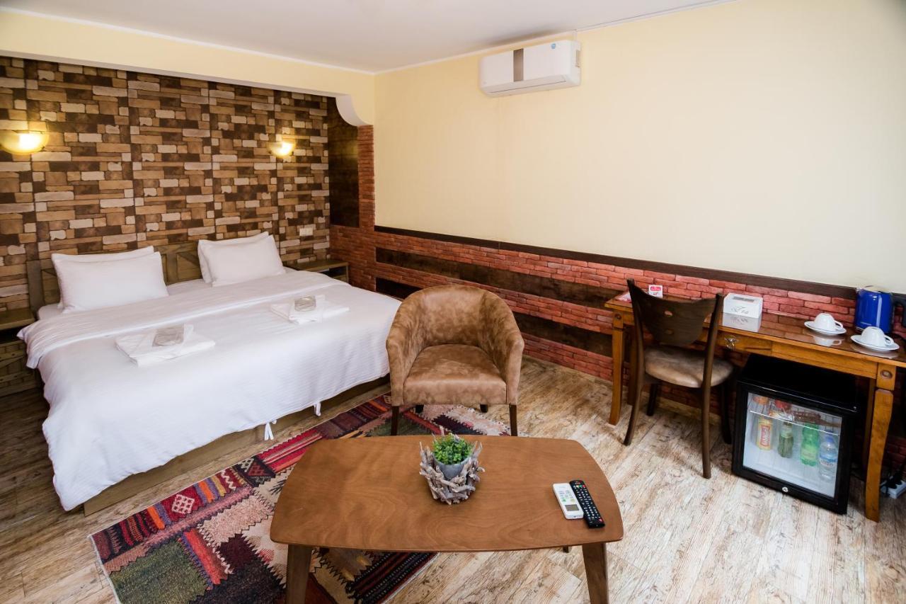 Metekhi'S Galavani Hotel Tbilisi Esterno foto