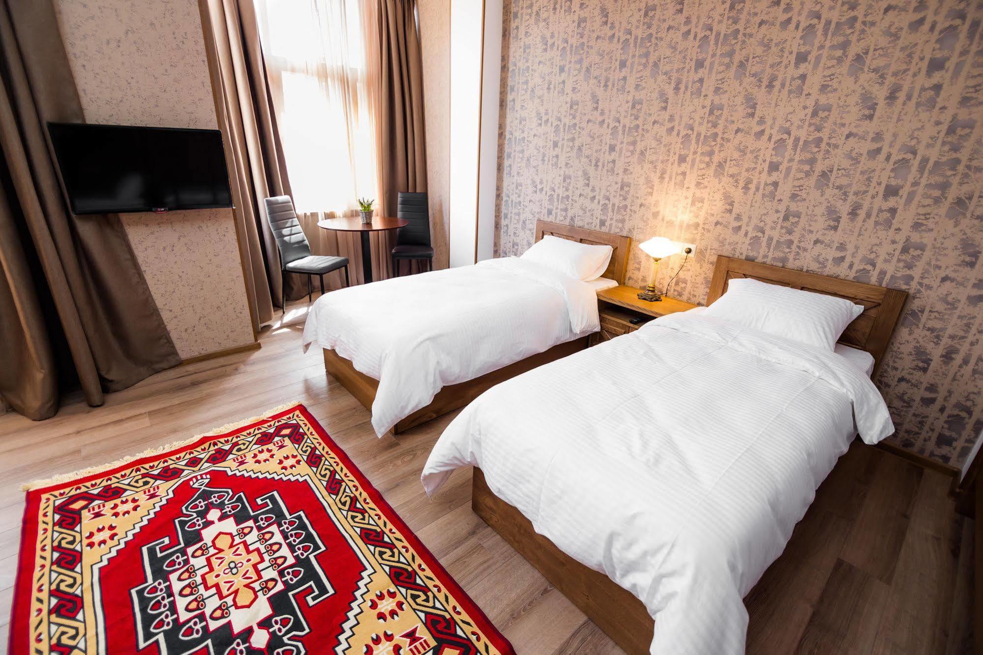 Metekhi'S Galavani Hotel Tbilisi Esterno foto